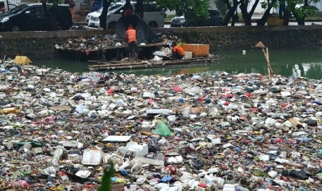 Waste cloggs a river's flow in Jakarta. (illustration)