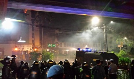 Water Cannon berusaha memadamkan api di dekat Pasar Tanah Abang. Api diduga berasal dari bom molotov, Rabu (22/5).