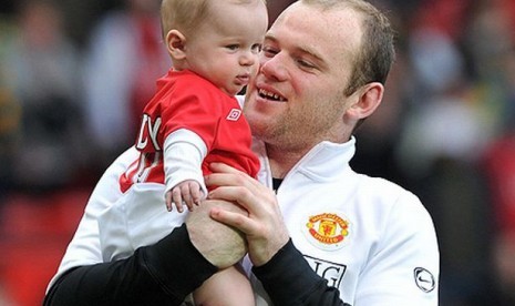 Wayne Rooney bersama dengan puteranya, Kai