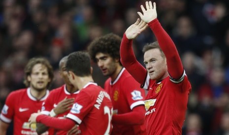  Wayne Rooney celebrates with team mates after scoring the third goal for Manchester United