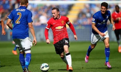 Wayne Rooney diadang pemain Leicester City.