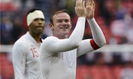 Wayne Rooney (kanan) dan Joleon Lescott merayakan kemenangan usai mengalahkan Belgia dalam laga uji coba di Stadion Wembley, London, Sabtu (2/6). 