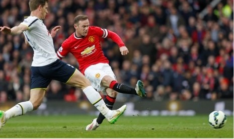 Wayne Rooney (kanan) saat mencetak gol ke gawang Tottenham Hotspur