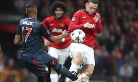 Wayne Rooney (kanan) saat menghalau tendangan pemain Bayern Muenchen Jerome Boateng dalam leg pertama babak delapan besar Liga Champions, di Old Trafford. 