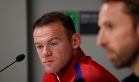 Wayne Rooney (kiri) bersama pelatih timnas Inggris Gareth Southgate dalam konferensi pers.