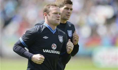 Wayne Rooney (kiri) dan Steven Gerrard 