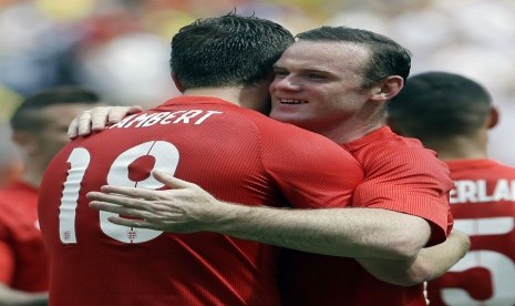 Wayne Rooney mendapat ucapan selamat dari Rickie Lambert usai menjebol gawang Ekuador