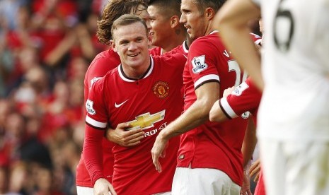 Wayne Rooney merayakan gol ke gawang QPR.