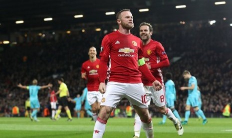 Wayne Rooney merayakan gol Manchester United di babak pertama melawan Feyenord, Jumat (25/11), di Old Trafford.