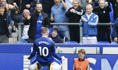 Wayne Rooney merayakan golnya ke hadapan pendukung Everton.