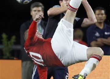 Wayne Rooney saat melepaskan tendangan salto.