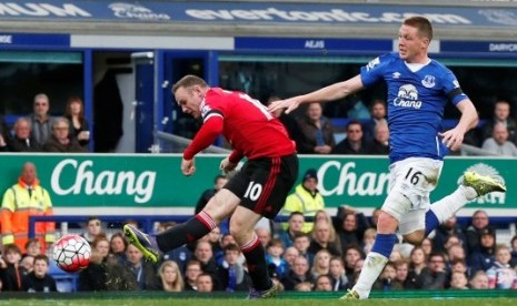 Wayne Rooney saat membobol Everton.