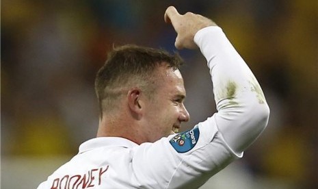  Wayne Rooney, striker timnas Inggris, melakukan selebrasi 'semprot hairspray' usai menjebol jala Ukraina di laga terakhir Grup D Piala Eropa 2012. 