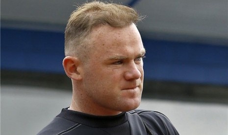 Wayne Rooney, striker timnas Inggris, tampil dengan gaya rambut baru saat mengikuti sesi latihan timnas di Krakow, Polandia, pada Rabu (13/6). 