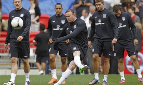 Wayne Rooney (tengah) 