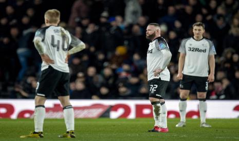 Wayne Rooney (tengah) dan dua pemain Derby County.