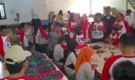 WCC belajar tata cara membuat dodol di Garut.