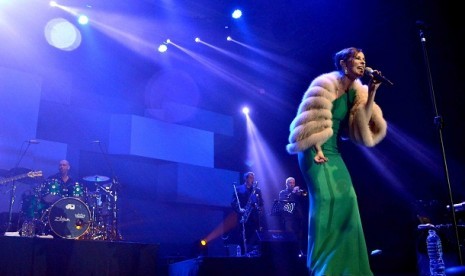 Wearing green, Lisa Stansfield hipnotizes the audience with her performance at the Java Jazz Festival in Jakarta on Saturday night. 