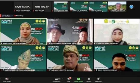 Webinar MAF Vol. 3 Edisi 41 dibuka Kepala BPPSDMP Kementan, Dedi Nursyamsi yang dihadiri Kapusdiktan Idha Widi Arsanti (kanan atas) dan Kepala SMKPPN Sembawa, Yudi Astoni (tengah bawah) dan 500 peserta secara hybrid. Kementerian Pertanian RI tiada henti mengajak generasi milenial menggeluti pertanian melalui aneka kemudahan. Program teranyar adalah Petani Milenial Akses Kredit Usaha Rakyat (Tani AKUR). 