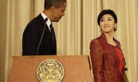 Welcome tour: Thai Prime Minister Shinawatra, right, looks back at President Obama during a press conference in Bangkok (mail online/file photo)