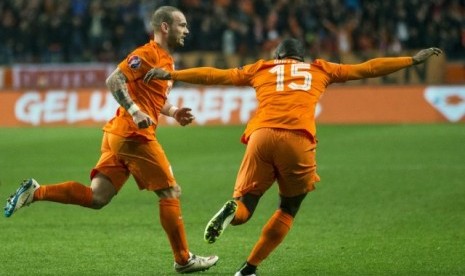 Wesley Sneijder (kiri) berlari usai menjebol gawang Turki.