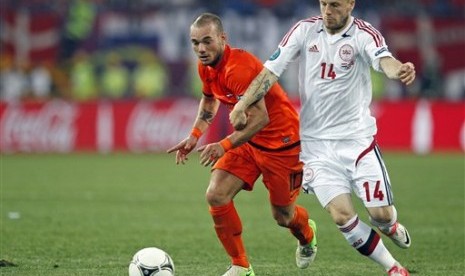  Wesley Sneijder (kiri) saat berebut bola dengan pemain Denmark, Lasse Schone, dalam pertandingan Grup B Piala Eropa 2012 di Kharkiv, Ukraina, Sabtu (9/10).