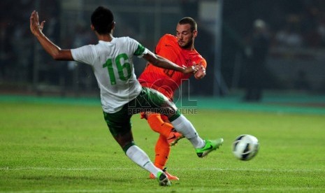  Wesley Sneijder menendang bola ke arah gawang Indonesia saat laga persahabatan Indonesia vs Belanda di Stadion Gelora Bung Karno, Senayan, Jakarta, Jumat (7/6). (Republika/Edwin Dwi Putranto)