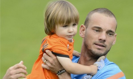 Wesley Sneijder, playmaker timnas Belanda, bersama putranya Julian usai sesi pertama latihan timnas di Lausanne, Swiss, Jumat (18/5).  