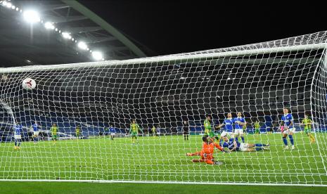 West Bromwich Albion (hijau-kuning) mampu menyamakan kedudukan saat jumpa Brighton, Selasa (27/10).