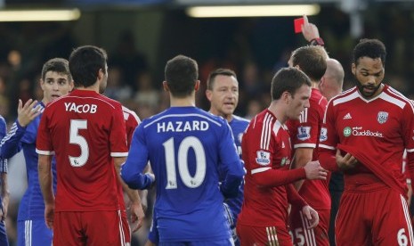 West Bromwich Albion's Claudio Yacob (2nd L) is shown the red card by referee Lee Mason during their English Premier League soccer match against Chelsea at Stamford Bridge in London November 22, 2014