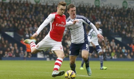 West Bromwich Albion's Craig Gardner challenges Arsenal's Calum Chambers (L) during their English Premier League soccer match at The Hawthorns in West Bromwich, central England November 29, 2014. 