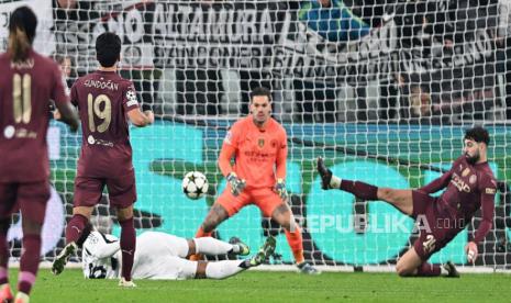 Weston McKennie (bawah) dari Juventus mencetak gol ke gawang Manchester City dalam pertandingan sepak bola Liga Champions UEFA di Stadion Allianz, Turin, Kamis (12/12/2024) dini hari WIB.