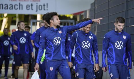 Weston McKennie, kiri, menunjukkan jalan kepada Christian Pulisic, kanan, saat mereka tiba saat sesi latihan tim sepak bola AS di Cologne, Jerman, sebelum pertandingan persahabatan melawan Jepang, Kamis, 22 September 2022. 