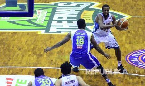 White dari Pelita Jaya berusaha menjebol pertahanan, pada pertandingan final bola basket IBL antara Pelitajaya dan Satria Muda, di Gor C-tra arena, Kota Bandung, Kamis (4/5).