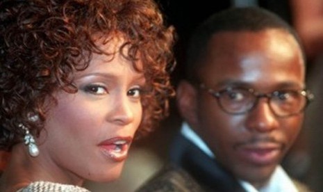 Whitney Houston dan Bobby Brown. Unreleased demo Whitney Houston yang direkam saat berusia 17 tahun terjual di lelang.