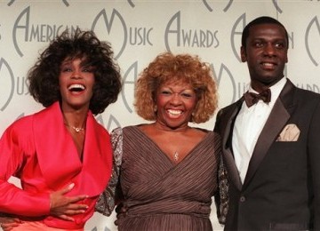 Whitney Houston (kiri) bersama ibunda Cissy Houston (tengah) dan kakaknya Gary saat acara American Music Awards di Shrine Auditorium, Los Angeles, pada 26 Januari 1998. 