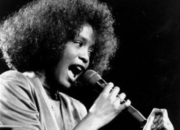  Whitney Houston menggelar konser musik di Boston Garden, Amerika, pada 10 Mei 1986. 