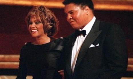 Whitney Houston menyambut petinju legendaris dunia, Muhammad Ali, yang menerima penghargaan GQ 