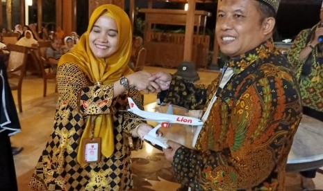 Widi Wiyanti, Area Manager Lion Yogyakarta dan Solo (kiri)  menyerahkan miniatur pesawat Lion Air kepada Direktur Sumber Daya Manusia (SDM)  Madinah Iman Wisata (MIW), Sahlan Toro.