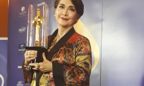 Widyawati dianugerahi Lifetime Achievement dalam ajang Festival Film Indonesia 2018 atas dedikasinya selama 51 tahun di industri perfilman Tanah Air, Ahad (9/12). 