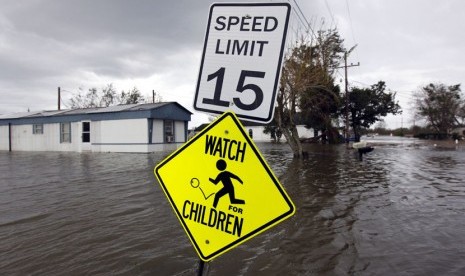   Wilayah pemukiman yang dikelilingi air banjir setelah diterjang badai Ishak di Plaquemines Parish, Los Angeles,Kamis (30/8) waktu setempat.  (Gerald Herbert/AP)