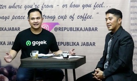 Wildan Kesuma, Head of Regional Corporate Affairs Gojek Jabar Banten (Kiri) dan Wartawan Republika, Sandy Ferdiana (Kanan)