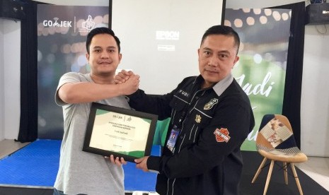 Wildan Kesuma, Head Regional Corporate Affairs Gojek memberikan piagam apresiasi kepada Yudi Sufredi praktisi anti teror tersertifikasi (Certified Counter Terrorism Practitioner). 