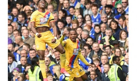 Wilfried Zaha (kiri) melakukan selebrasi seusai menjebol gawang Chelsea.