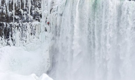  Will Gadd mendaki Air Terjun Niagara setinggi 45 meter