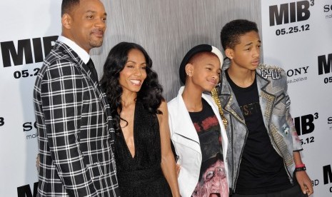 Will Smith bersama istri dan kedua anaknya.