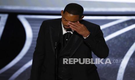 Will Smith menangis saat menerima penghargaan Aktor Terbaik dalam gelaran Oscar. Sebelum menerima penghargaan itu, Smith menampar komedian Chris Rock yang membuat candaan soal kepala plontos istri Smith, Jada Pinkett Smith.