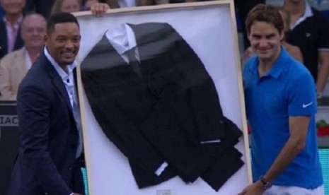 Will Smith saat memberikan setelah jas ala agen Men In Black kepada Roger Federer.