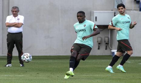 William Carvalho (tengah).