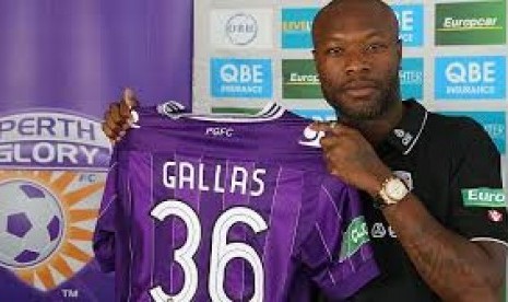 William Gallas memamerkan kostum klub barunya, Perth Glory